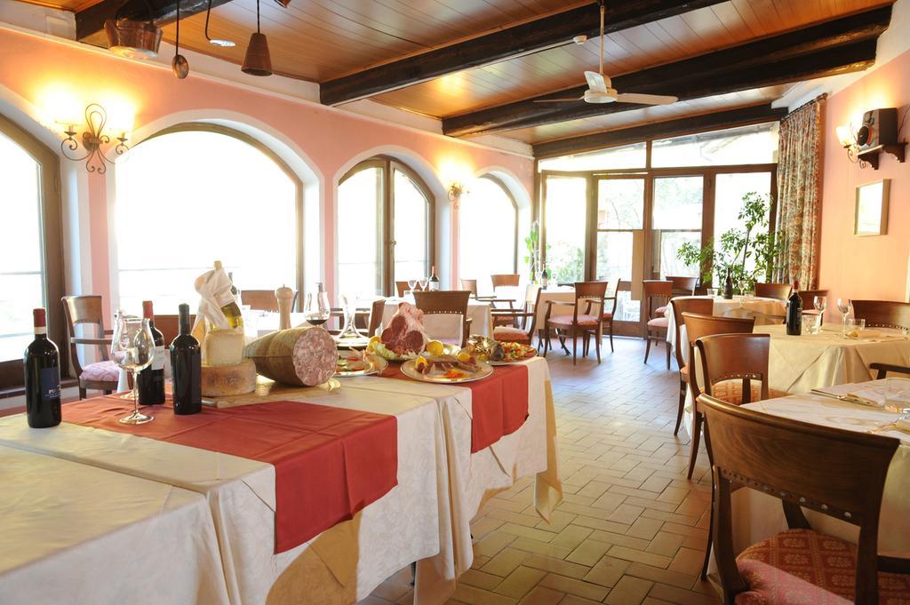 Hotel Ristorante Corona لوكا المظهر الخارجي الصورة